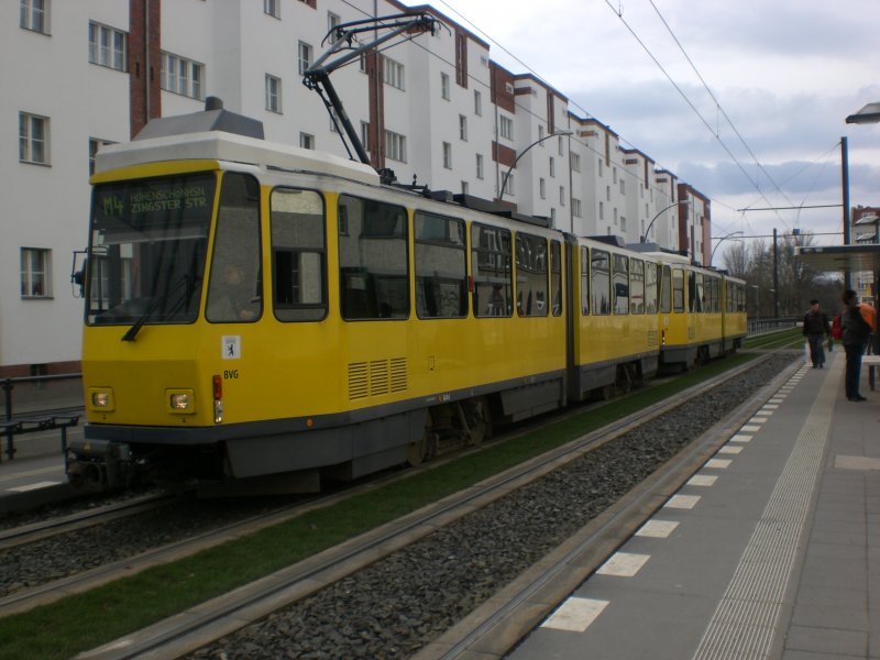Berlin: Straenbahnlinie M4 nach Hohenschnhausen Zingster Strae an der Haltestelle Weiensee Buschallee.