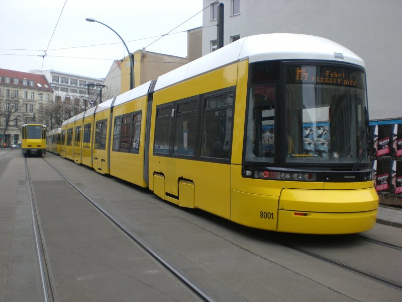 Berlin: Stra�enbahnlinie M4 nach Hohensch�nhausen Zingster Stra�e am S-Bahnhof Hackerscher Markt.