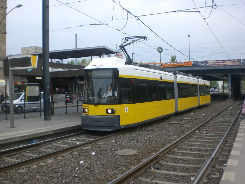Berlin: Straenbahnlinie M4 nach Hohenschnhausen Zingster Strae am S-Bahnhof Greifswalder Strae.