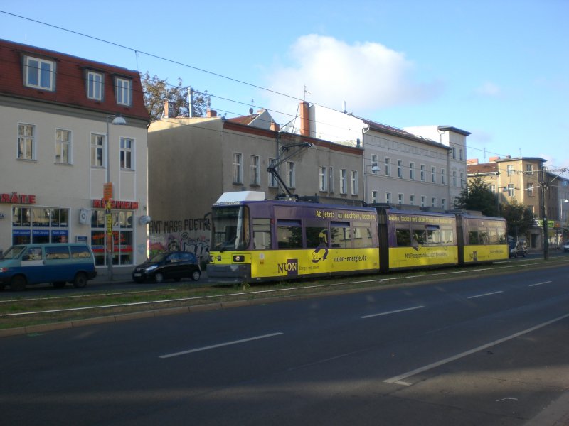 Berlin: Stra�enbahnlinie M4 nach Hohensch�nhausen Zingster Stra�e an der Haltestelle Wei�ensee Albertinenstra�e.