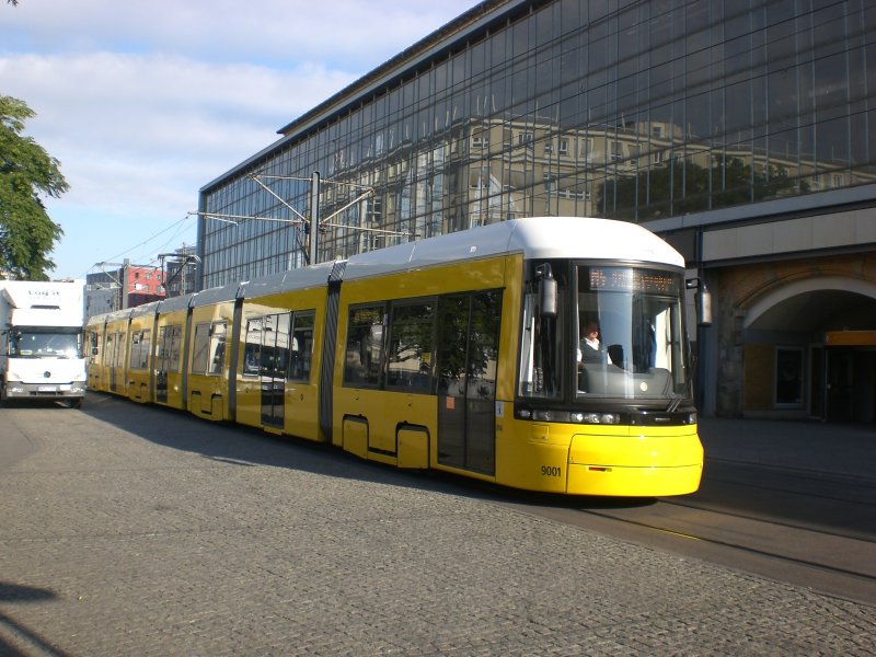 Berlin: Stra�enbahnlinie M4 nach Hohensch�nhausen Zingster Stra�e am S+U Bahnhof Alexanderplatz.