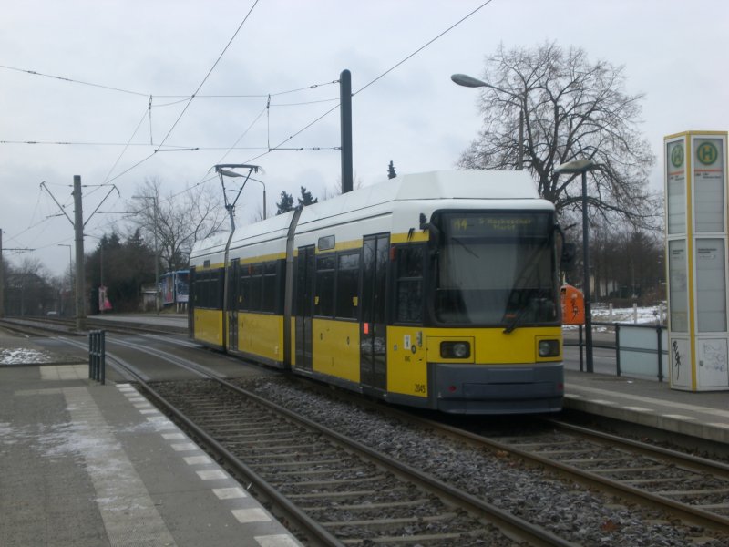 Berlin: Straenbahnlinie M4 nach S-Bahnhof Hackescher Markt an der Haltestelle Weiensee Stadion Buschallee/Hansastrae.