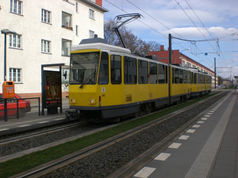 Berlin: Straenbahnlinie M4 nach S-Bahnhof Hackescher Markt an der Haltestelle Weiensee Buschallee.