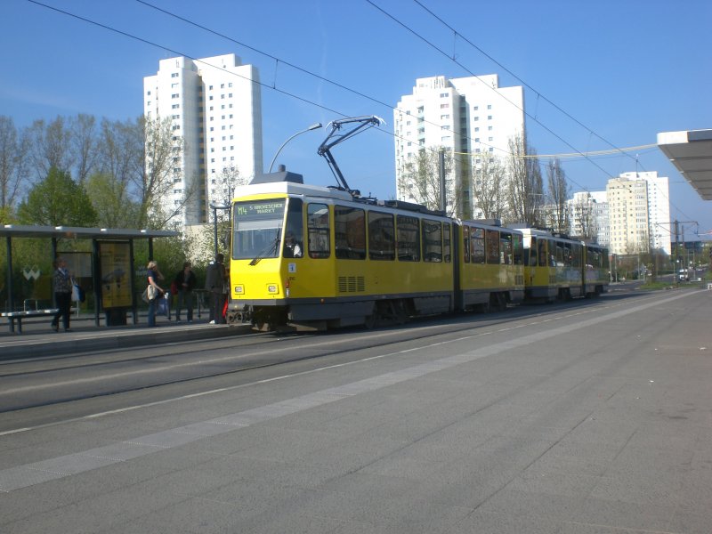 Berlin: Stra�enbahnlinie M4 nach S-Bahnhof Hackescher Markt am S-Bahnhof Hohensch�nhausen.