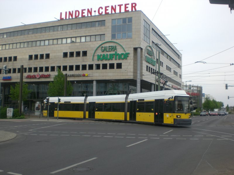 Berlin: Straenbahnlinie M4 nach S-Bahnhof Hackescher Markt an der Haltestelle Hohenschnhausen Prerower Platz.