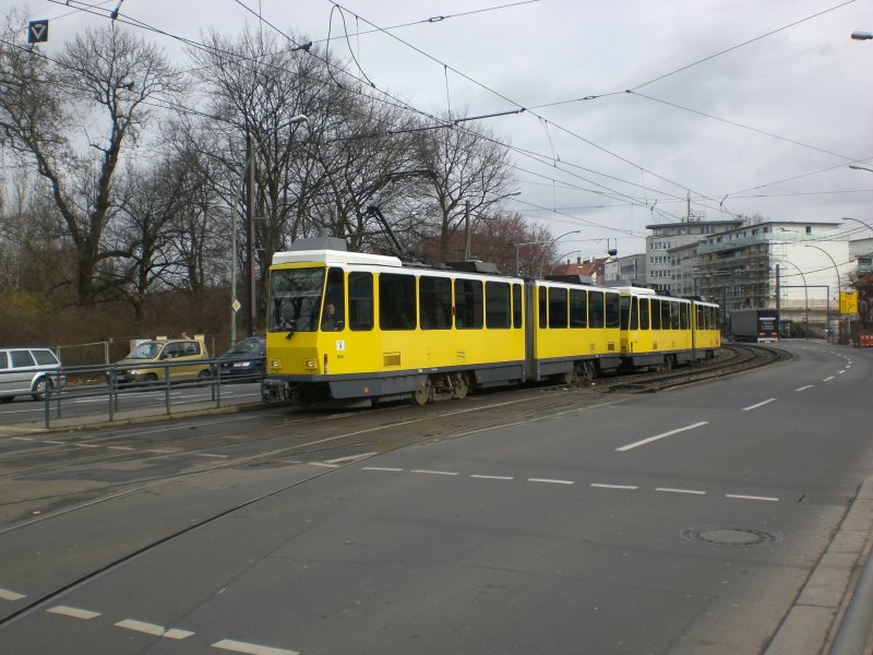 Berlin: Straenbahnlinie M4 nach S-Bahnhof Hackescher Markt an der Haltestelle Weiensee Berliner Allee/Indira-Ghandi-Strae.