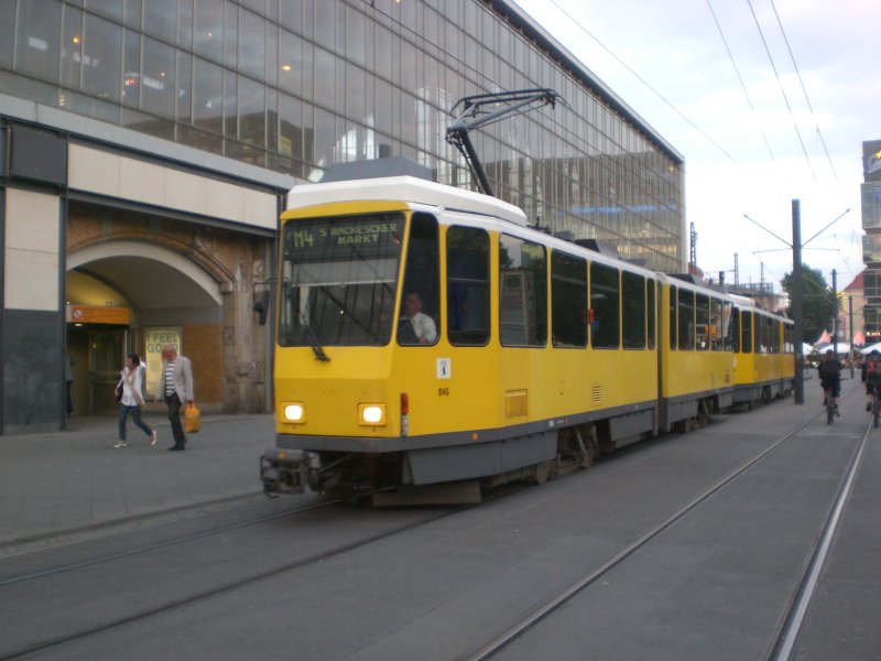 Berlin: Straenbahnlinie M4 nach S-Bahnhof Hackescher Markt am S+U Bahnhof Alexanderplatz.