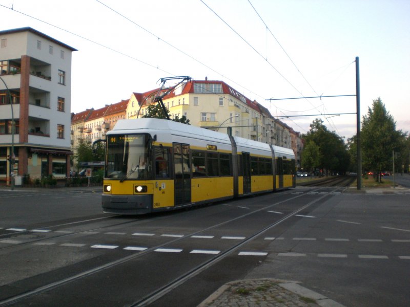 Berlin: Stra�enbahnlinie M4 nach S-Bahnhof Hackescher Markt am S-Bahnhof Greifswalder Stra�e.