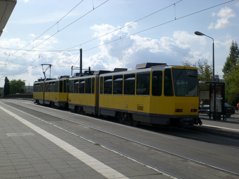 Berlin: Straenbahnlinie M4 nach S-Bahnhof Hackescher Markt am S-Bahnhof Hohenschnhausen.