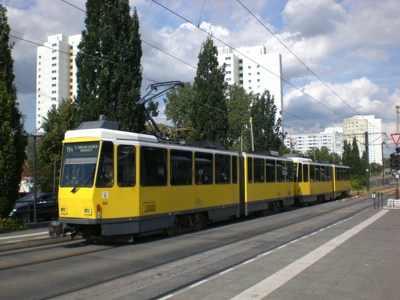 Berlin: Straenbahnlinie M4 nach S-Bahnhof Hackescher Markt am S-Bahnhof Hohenschnhausen.
