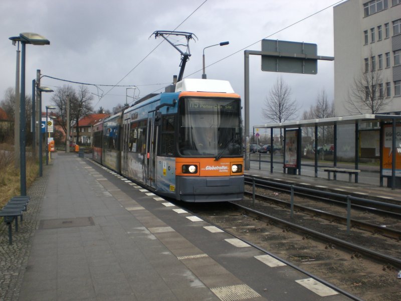Berlin: Straenbahnlinie M5 nach Friedrichshain Landsberger Allee/Petersburger Strae an der Haltestelle Hohenschnhausen Gehrenseestrae.