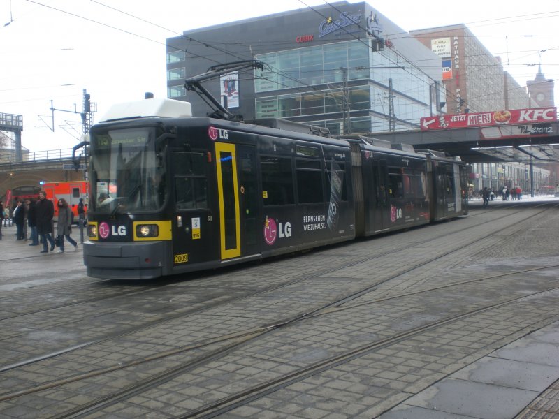 Berlin: Stra�enbahnlinie M5 nach Hohensch�nhausen Zingster Stra�e am S+U Bahnhof Alexanderplatz.