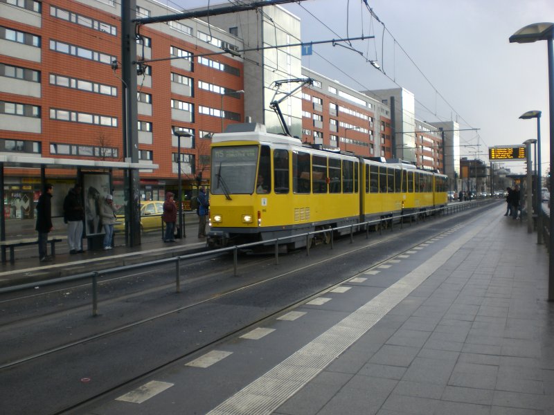 Berlin: Straenbahnlinie M5 nach Hohenschnhausen Zingster Strae an der Haltestelle Friedrichshain Landsberger Allee/Petersburger Strae.