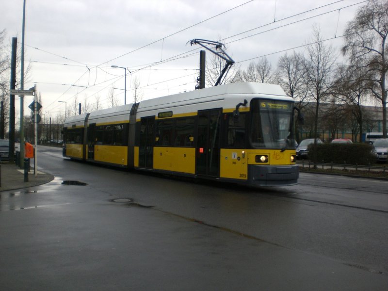 Berlin: Straenbahnlinie M5 nach Hohenschnhausen Zingster Strae an der Haltestelle Hohenschnhausen Simon-Bolivar-Strae.