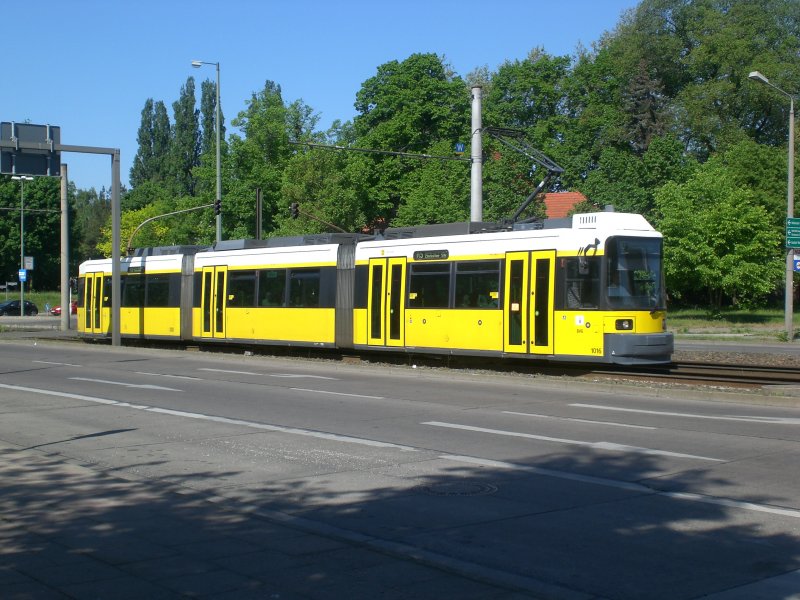 Berlin: Straenbahnlinie M5 nach Hohenschnhausen Zingster Strae an der Haltestelle Hohenschnhausen Gehrenseestrae.