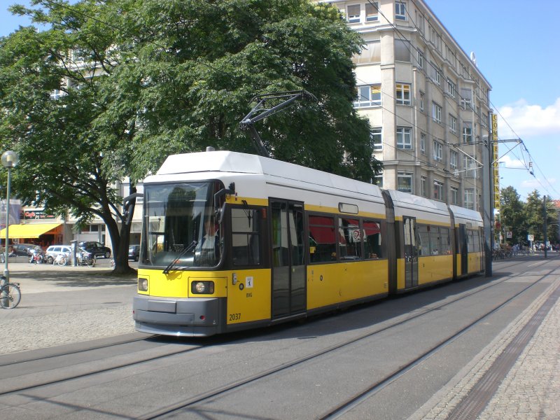 Berlin: Straenbahnlinie M5 nach Hohenschnhausen Zingster Strae am S+U Bahnhof Alexanderplatz.