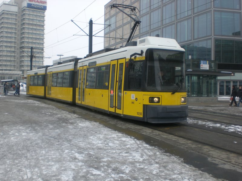 Berlin: Straenbahnlinie M5 nach S-Bahnhof Hackescher Markt am U-Bahnhof Alexanderplatz.