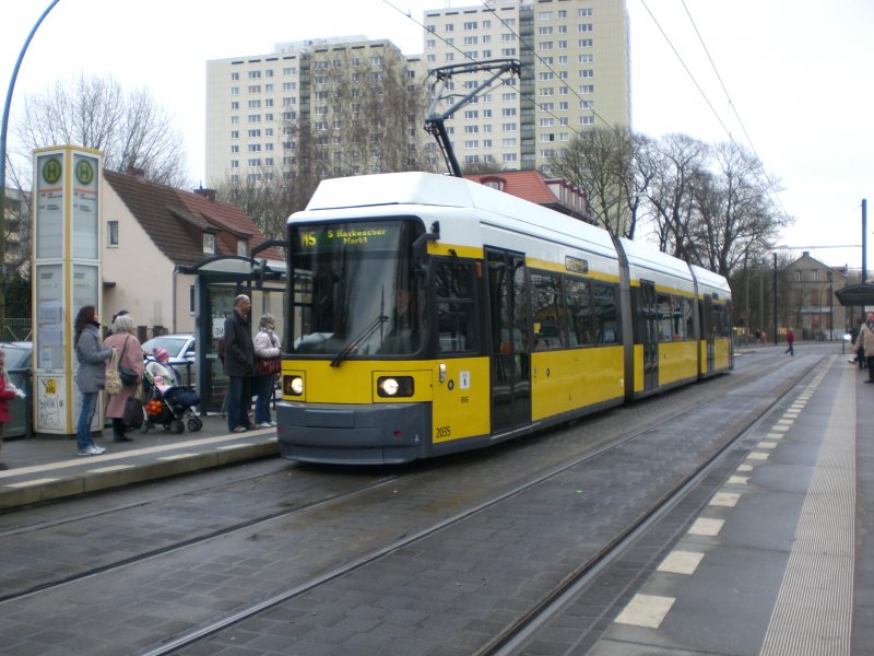 Berlin: Straenbahnlinie M5 nach S-Bahnhof Hackescher Markt an der Haltestelle Hohenschnhausen Hauptstrae/Rhinstrae.