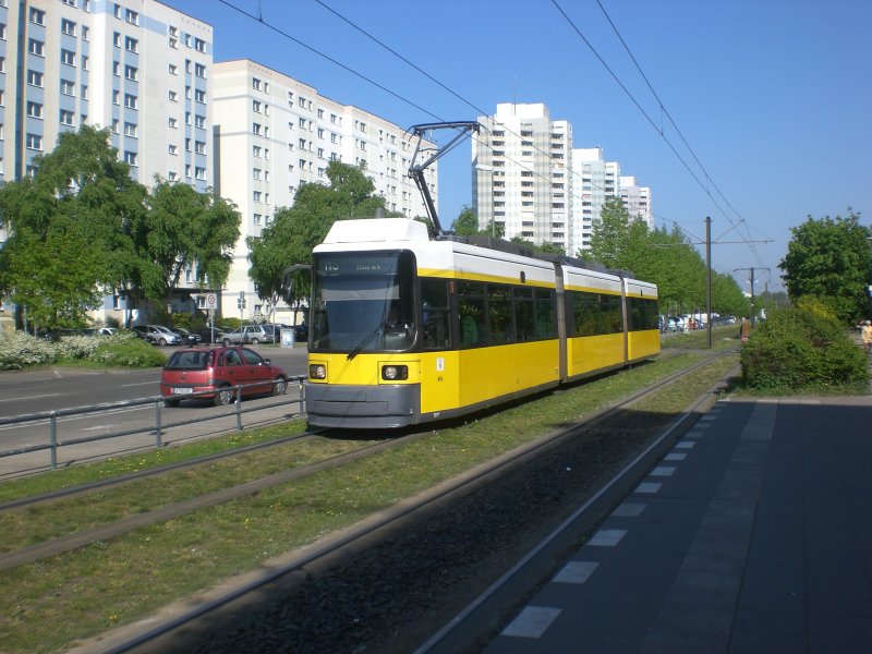 Berlin: Straenbahnlinie M5 nach S-Bahnhof Hackescher Markt an der Haltestelle Hohenschnhausen Prerower Platz.