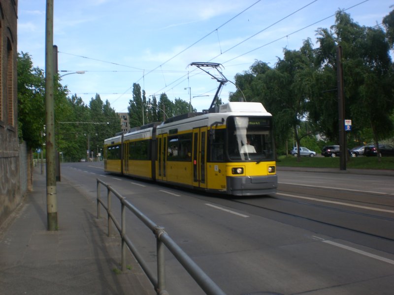 Berlin: Straenbahnlinie M5 nach S-Bahnhof Hackescher Markt an der Haltestelle Hohenschnhausen Hauptstrae/Rhinstrae.