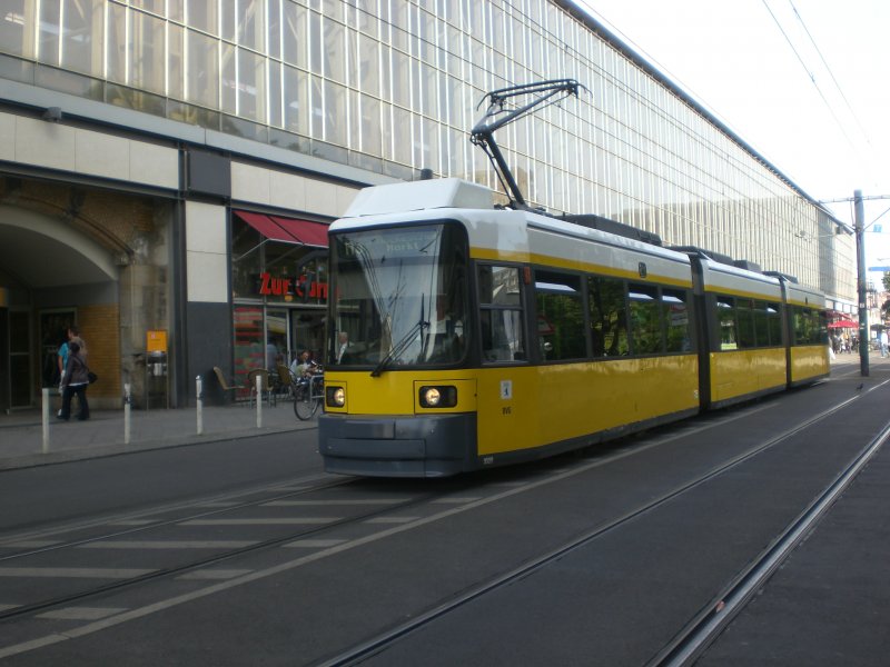 Berlin: Straenbahnlinie M5 nach S-Bahnhof Hackescher Markt am S+U Bahnhof Alexanderplatz.