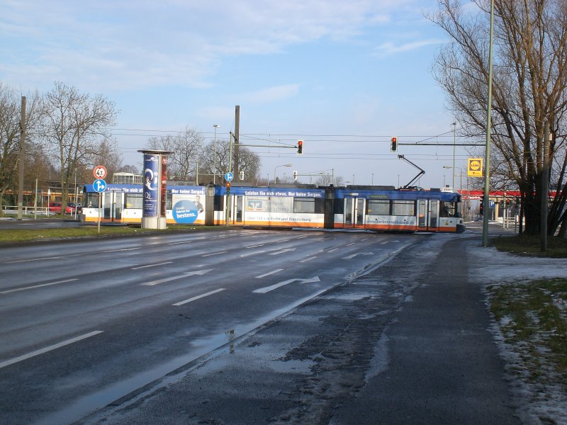Berlin: Stra�enbahnlinie M6 nach Hellersdorf Risaer Stra�e am S-Bahnhof Marzahn.