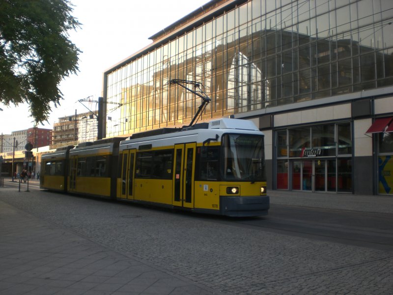 Berlin: Straenbahnlinie M6 nach Hellersdorf Risaer Strae am S+U Bahnhof Alexanderplatz.