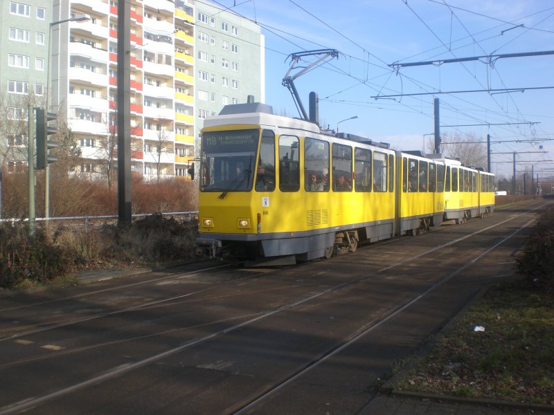 Berlin: Straenbahnlinie M8 nach U-Bahnhof Schwarzkopfstrae an der Haltestelle Marzahn Allee der Kosmonauten/Poelchaustrae.