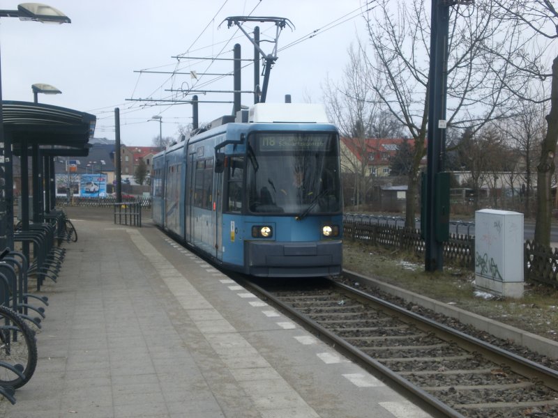 Berlin: Straenbahnlinie M8 nach U-Bahnhof Schwarzkopfstrae an der Haltestelle Ahrensfelde.