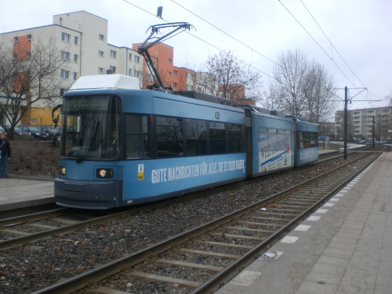 Berlin: Straenbahnlinie M8 nach U-Bahnhof Schwarzkopfstrae an der Haltestelle Marzahn Barnimplatz.