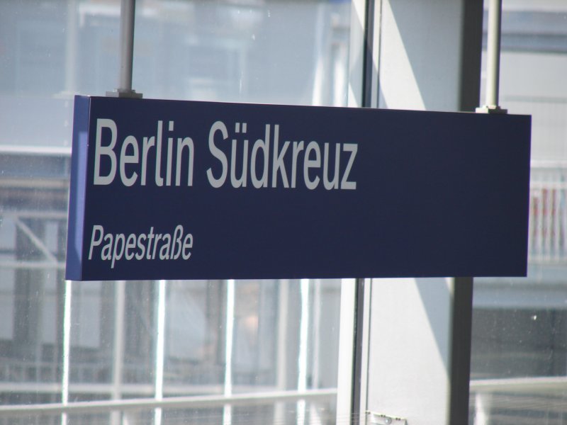 Berlin Sdkreuz/Berlin Papestrae. Dieses Bahnhofschild sieht man nur am S-Bahnhof Berlin Papestrae/Berlin Sdkreuz.