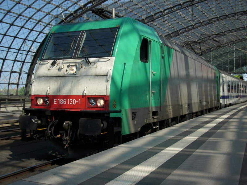 Berlin-Warschau-Express nach der Ankunft aus Warschau am 12.April 2009 mit 186 130 im Berliner Hbf.