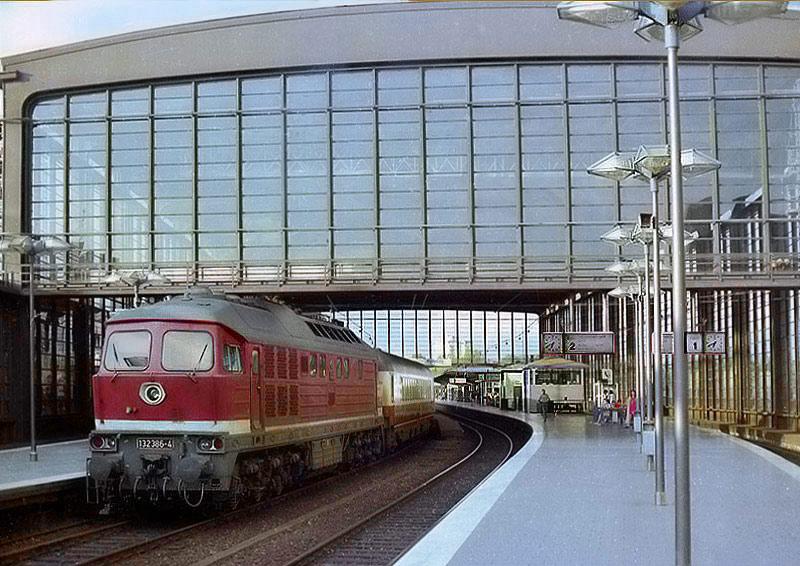 Berlin-Zoo 1989, noch ohne Fahrleitung!
Die 132386 DR (232) hat einen IC nach Hamburg-Altona am Haken.