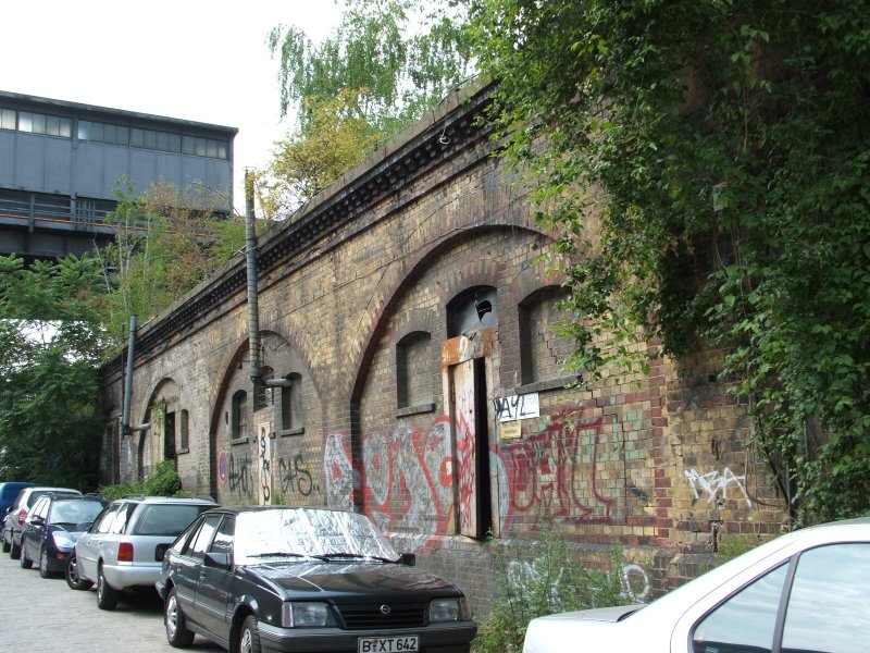 Berlin,am U-Bhf Gleisdreieck,rechts die Reste der Strecke zum
Ringbahnhof des ehem.Potsdamer Fernbahnhofs.In den Gew�lben
hatten sich in den vergangenen Jahrzehnten div.Gewerbe niedergelassen,Autowerkst�tten,Gurkeneinlegereien usw.Im Hintergrund der obere Bahnsteig des Kreuzungsbauwerks U-Bhf
Gleisdreieck.13.7.06 