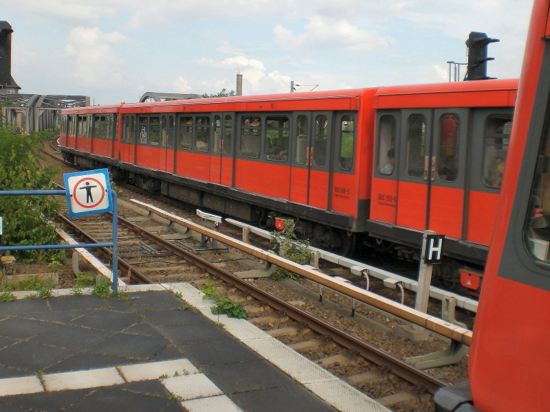 Berliner S-Bahn, Baureihe 485 (rot), Kreuzung zweier Zge im S-Bhf Treptower Park. Foto von 2007, die rot lackierten fahrzeuge wurden inzwiscchen in den Standardfarben der Berliner S-Bahn umlackiert.