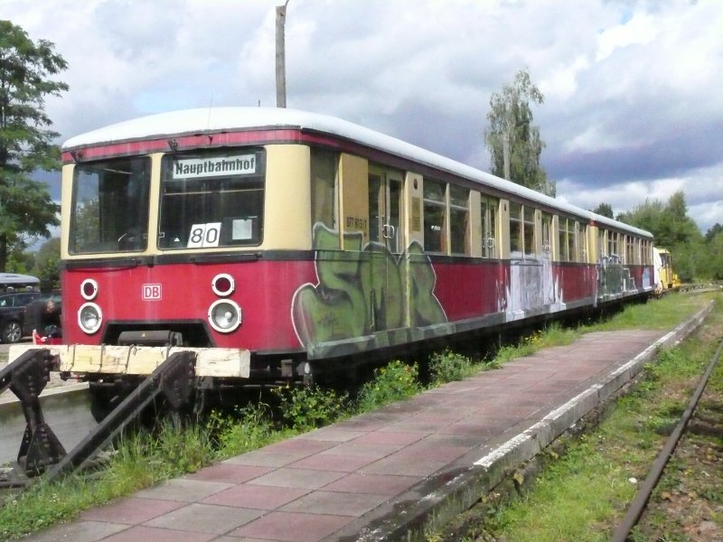Berliner S-Bahn Triebwagen am 1.9.200 im Bahnhof Mellensee. Der Tiebwagen gehrt der Draisinenbahn Zossen und wird als Restaurant und Abstellraum benutzt.