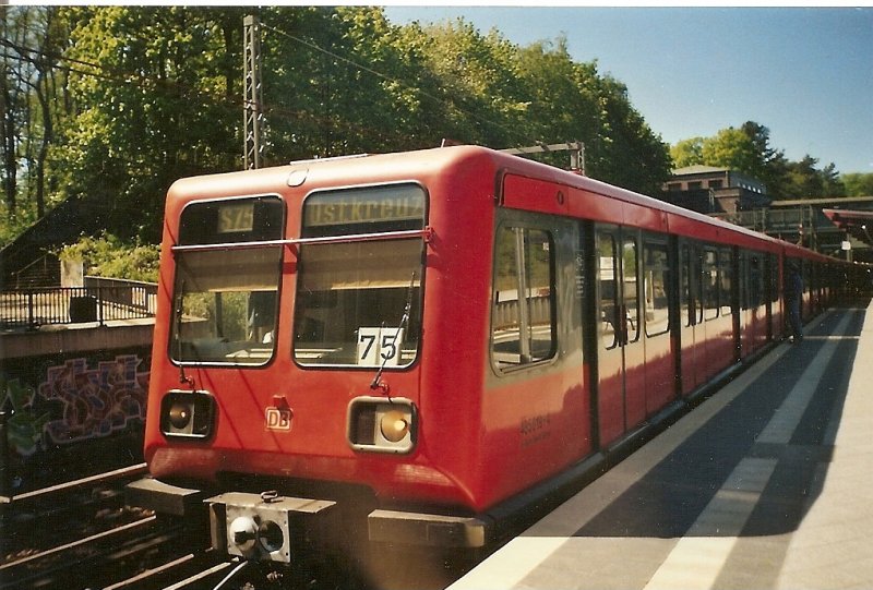 Berliner S-Bahntriebwagen 485 019 im Mai 2007 im S-Bahnhof Berlin Messe S�d.