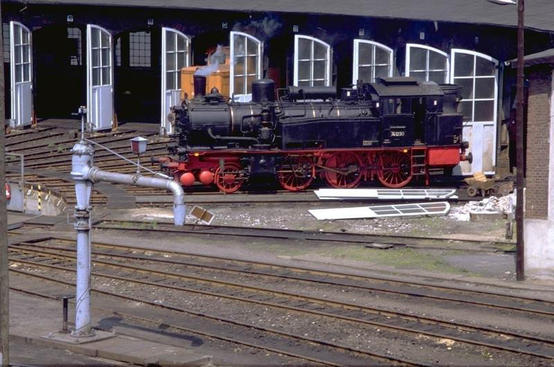 Berliner Stadtbahnlok 74 1230 im Mai 1992 im BW Wustermark.(Archiv P.Walter)