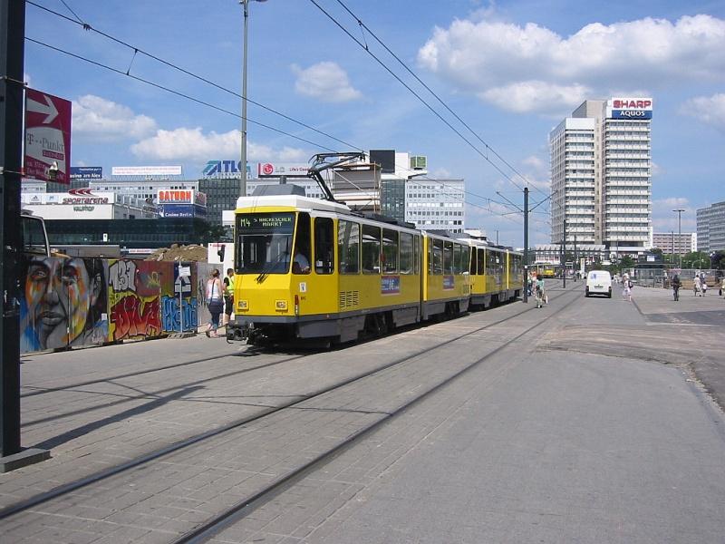 Berliner Straenbahn, gesehen am 13.07.2005 auf dem Alexanderplatz.