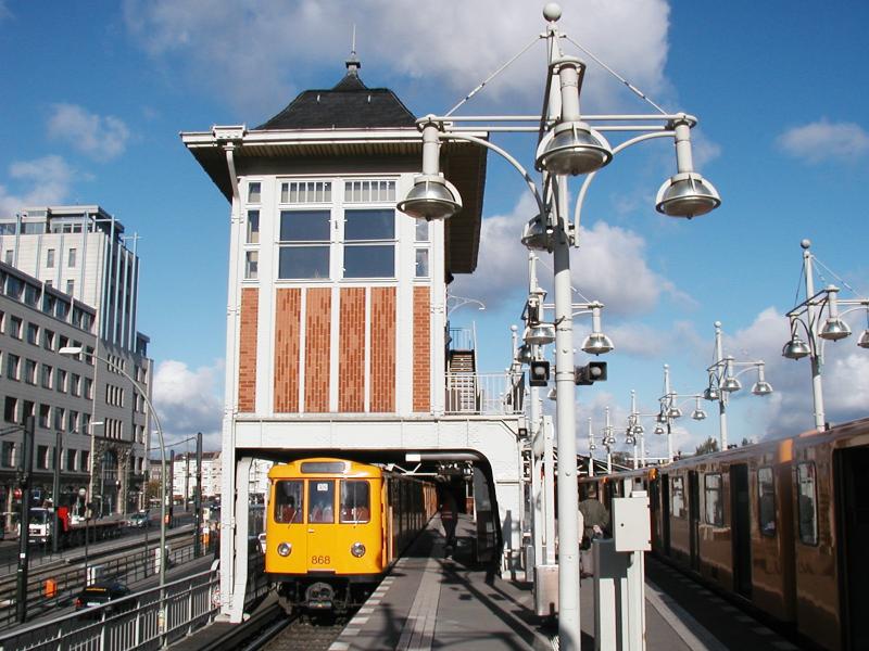 Berliner U-Bahn,Zug (Linie U15)nach Uhlandstrasse im Endbahnhof Warschauer Strasse am 23.10.03