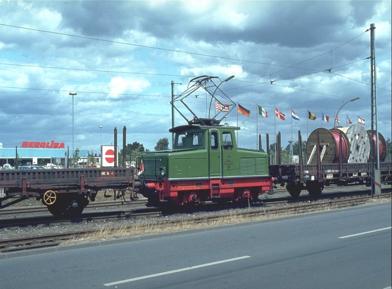 Berlin,Siemens Gterbahn.Hier die Siemens&Halske Werkslok Nr.4 mit einem Kabeltransport auf dem Nonnendamm(heute Nonnendammallee)Archiv P.Walter