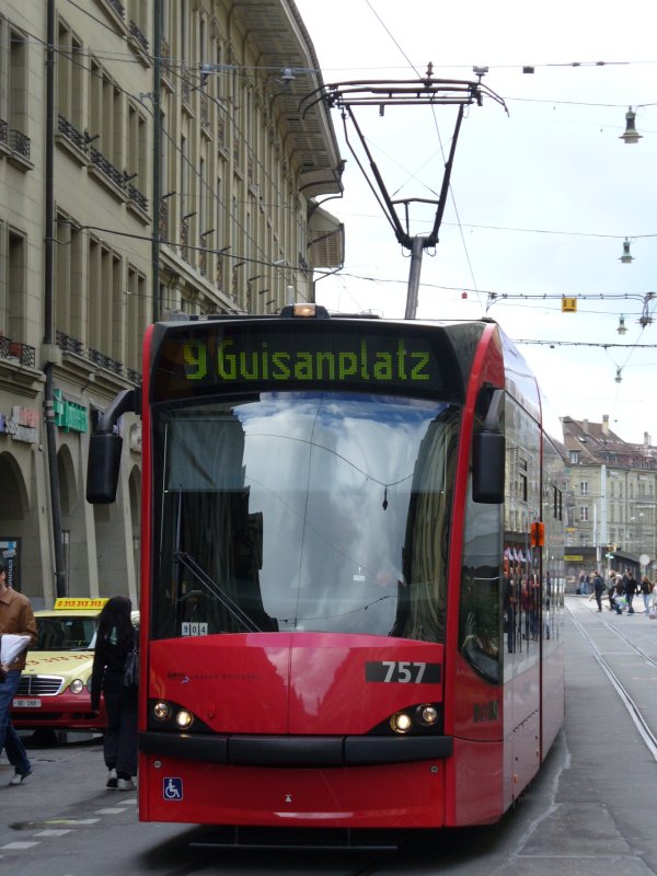 Bern Mobil - Combino Be 4/6  757 in den Gassen von Bern am 03.03.2007