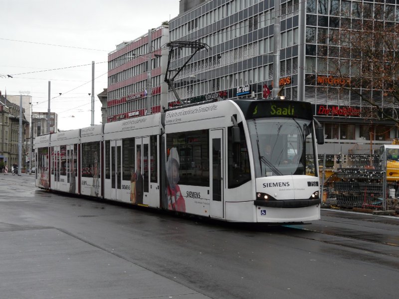 Bern Mobil - Combino Be 4/6  756 mit Vollwerbung fr eine Deutsche Grossfirma beim der zufahrt zu der Haltestelle vor dem Bahnhof Bern am 09.12.2007
