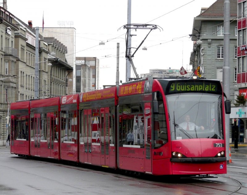 Bern Mobil - Combino Tram 753 eingeteilt auf der Linie 9 Guisanplatz am 09.12.2007