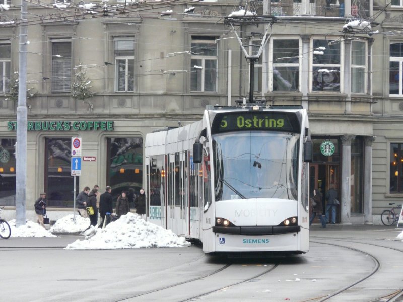 Bern mobil - Combino Tram Nr.756 unterwegs auf der Linie 5 am 12.12.2008