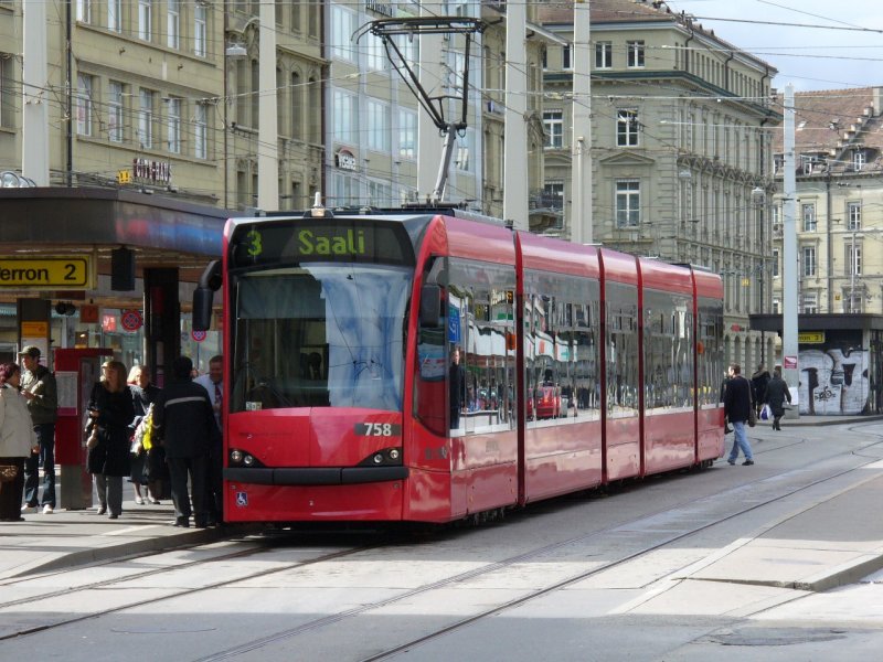 Bern Mobil - Gelenktram Combino Be 4/6  758 bei der Haltestelle vor dem SBB Hauptbahnhof in Bern am 03.03.2007