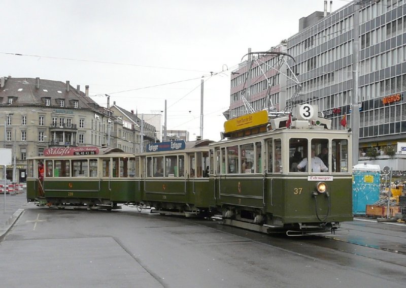 Bern Mobil - Oldtimer Triebwagen Be 2/2  37 mit der Anhngern B 204 und B 239 unterwegs zum Nikolaus kurz vor der Haltestelle vor dem Berner Hauptbahnhof am 09.12.2007