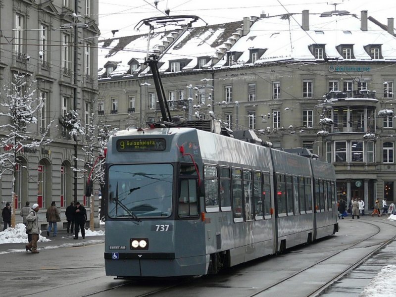 Bern mobil - Tram Be 4/8  737 unterwegs auf der Linie 9 in Bern am 12.12.2008