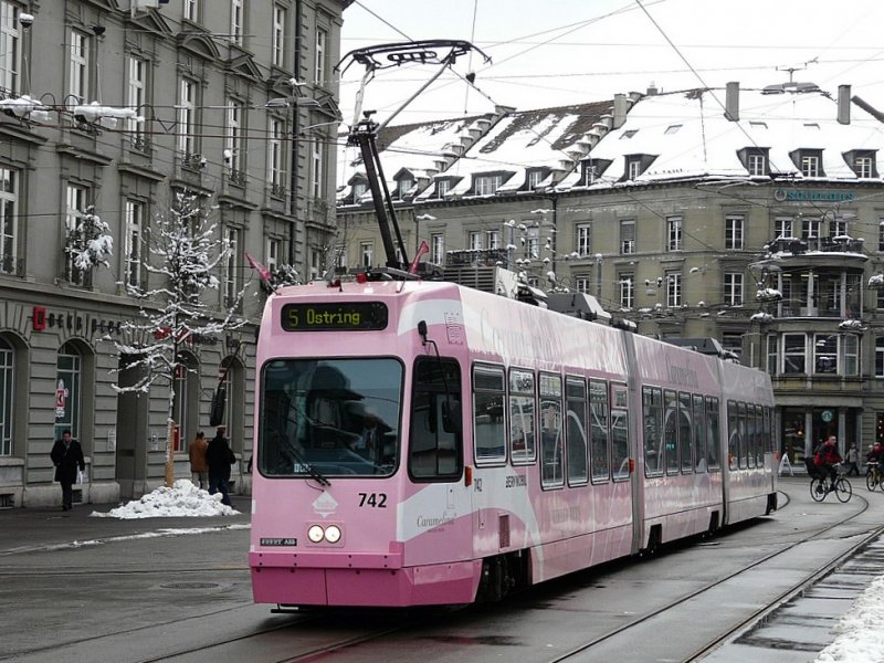 Bern mobil - Tram Be 4/8  742 unterwegs auf der Linie 5 in Bern am 12.12.2008