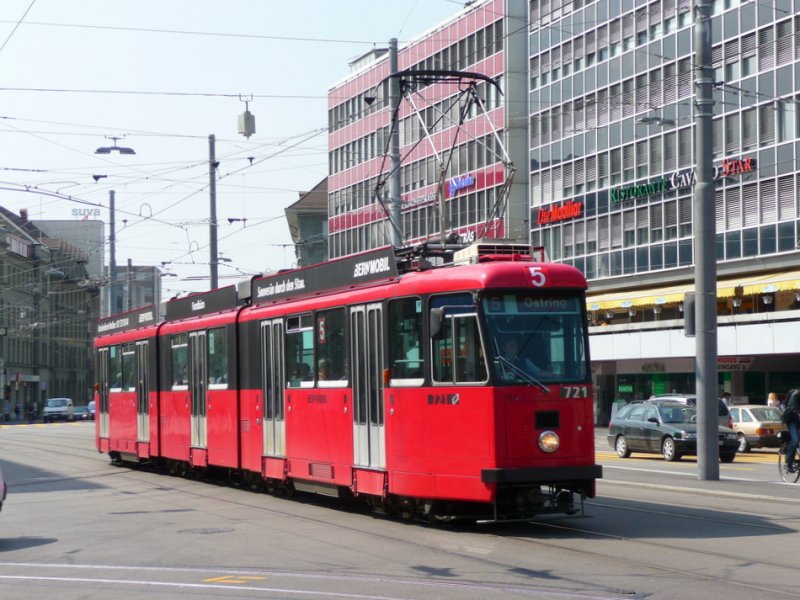 Bern mobil - Tram Be 8/8 721 unterwegs auf der Linie 5 in Bern am 14.04.2008